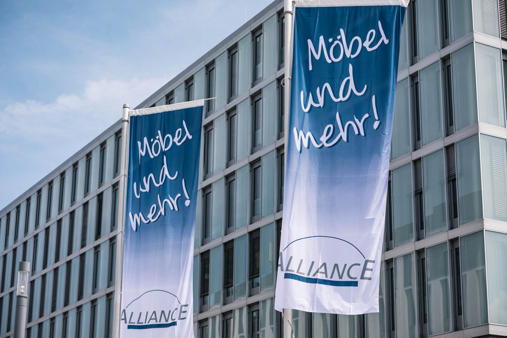 Fahnen mit Möbelangeboten, Alliance, München