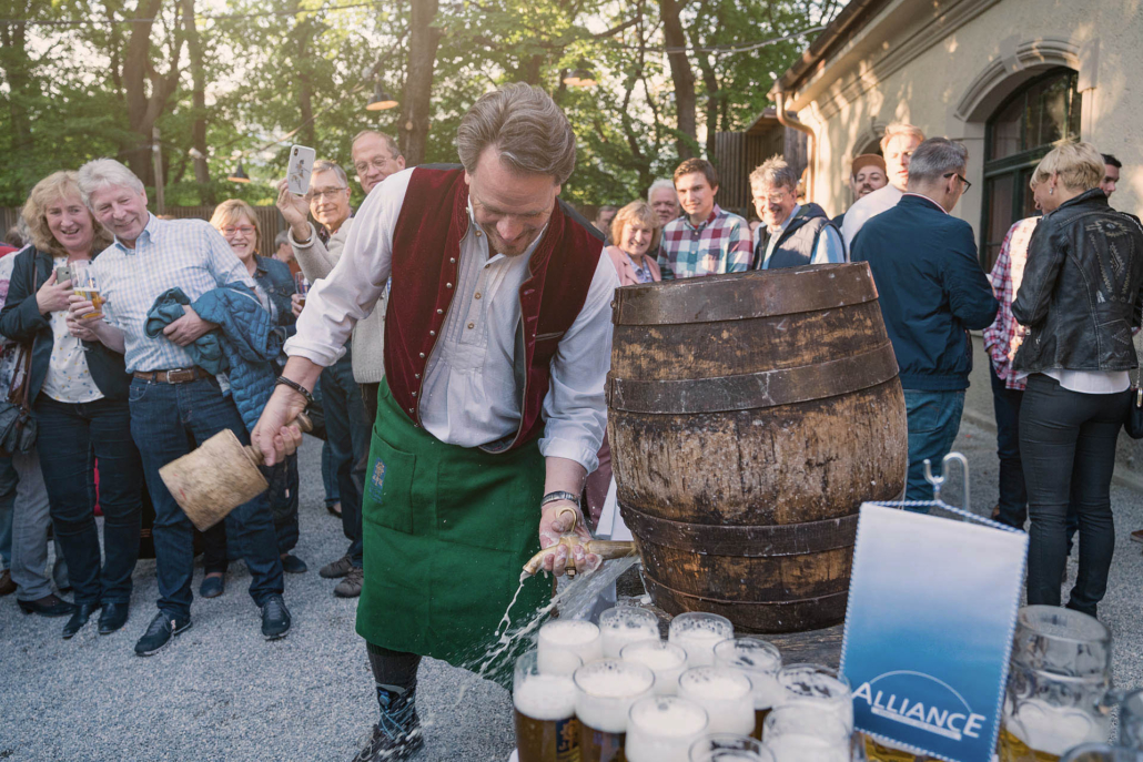 Biergarten mit Menschen und Fässern