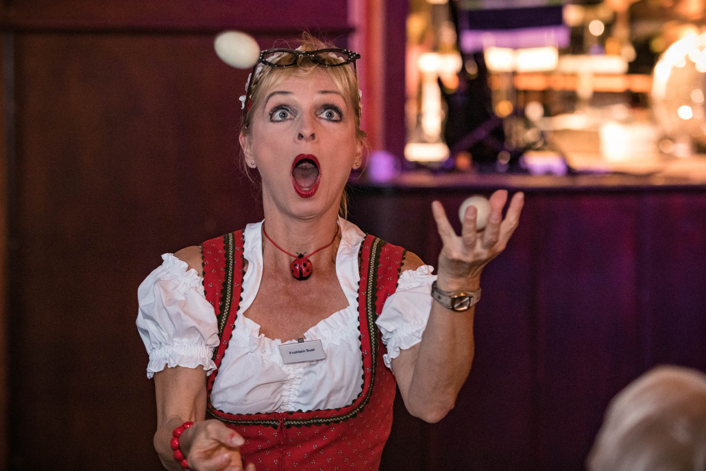 Frau jongliert mit Eiern.