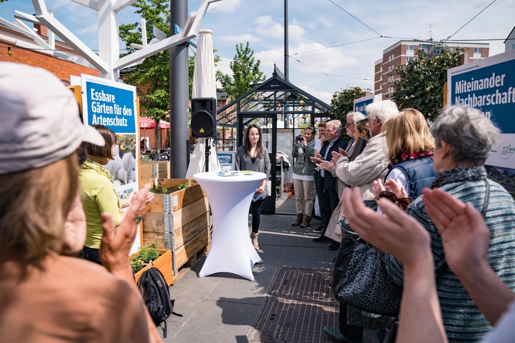 Menschen applaudieren bei einer Veranstaltung.