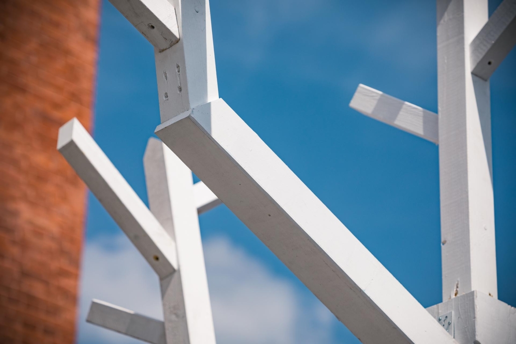 Weiße Holz Struktur vor blauem Himmel