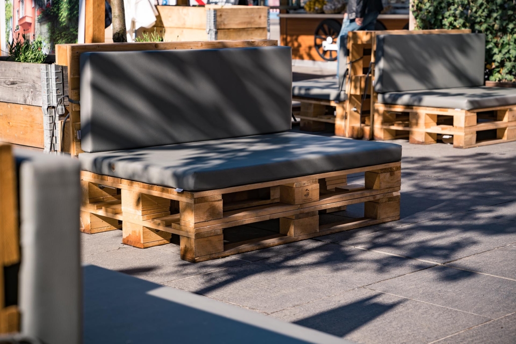 Holzpaletten-Sitzgelegenheiten im Freien