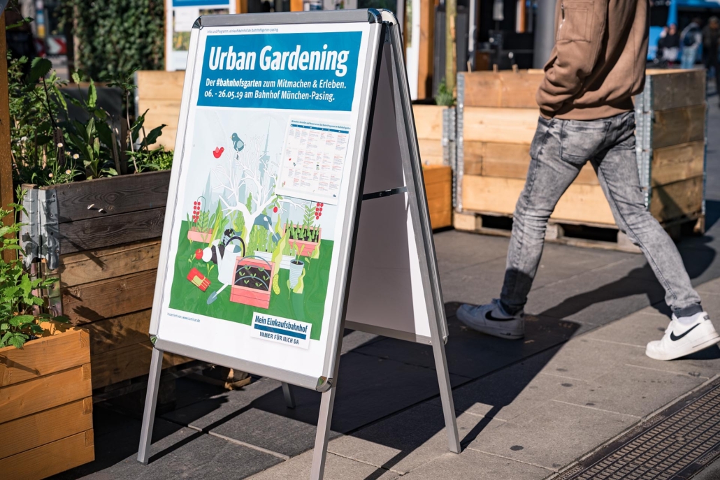 Stadtgarten-Werbung am Bahnhof.