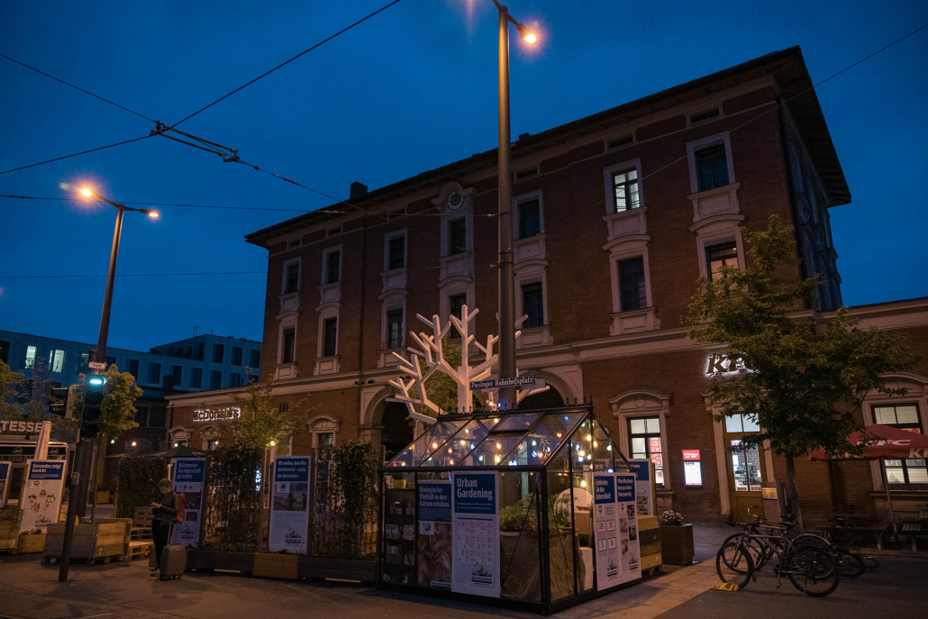 Bahnhof Pasing bei Nacht mit Beleuchtung