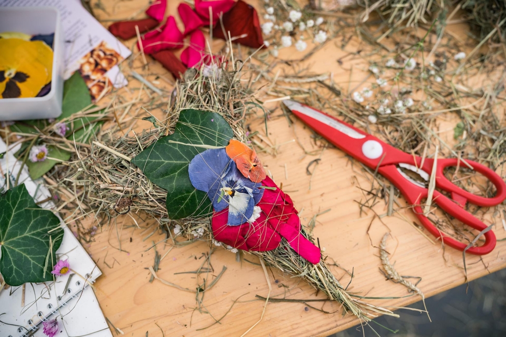 Basteln mit Blumen und Gras