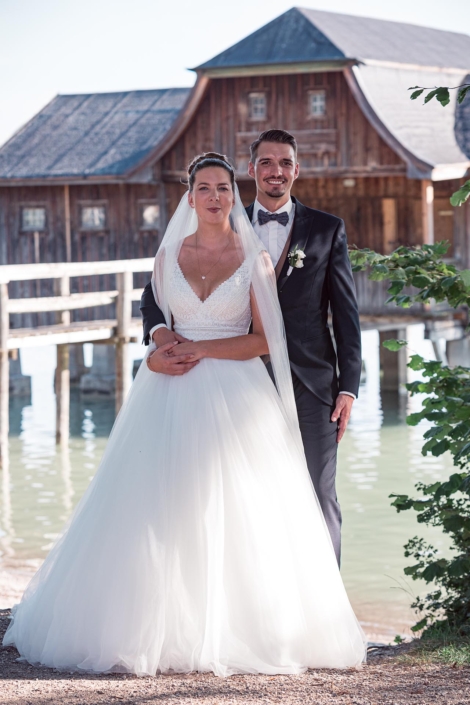 Brautpaar am See mit Holzhaus