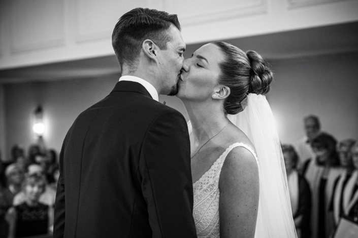 Brautpaar küsst sich in Kirche