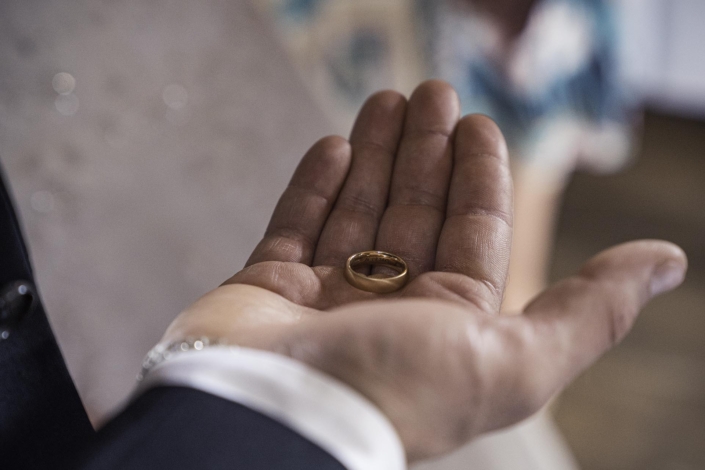 Hochzeitsring in einer Hand