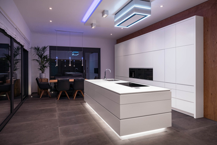 Moderne, helle Küche mit Essbereich