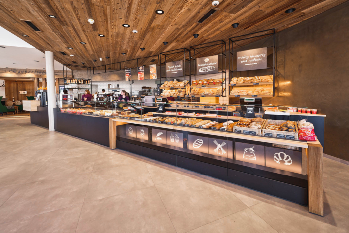 Moderne Bäckerei mit frischen Backwaren