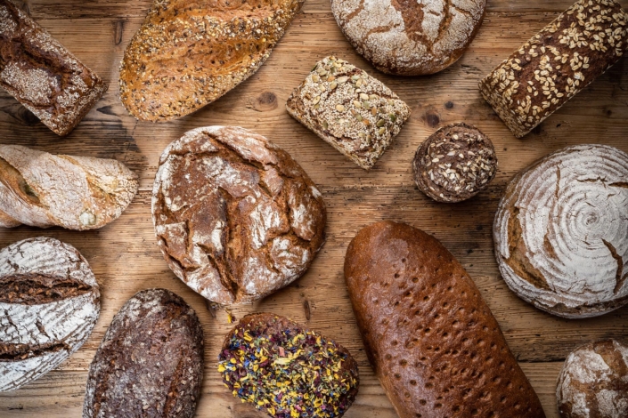 Verschiedene Brotsorten auf Holzuntergrund