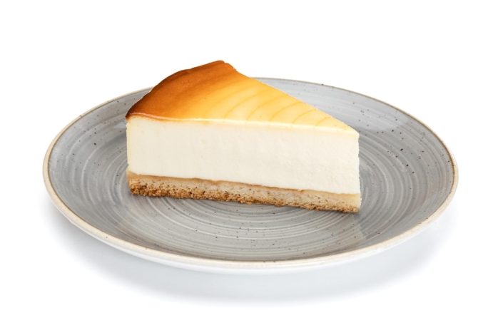 Käsekuchen auf grauem Teller
