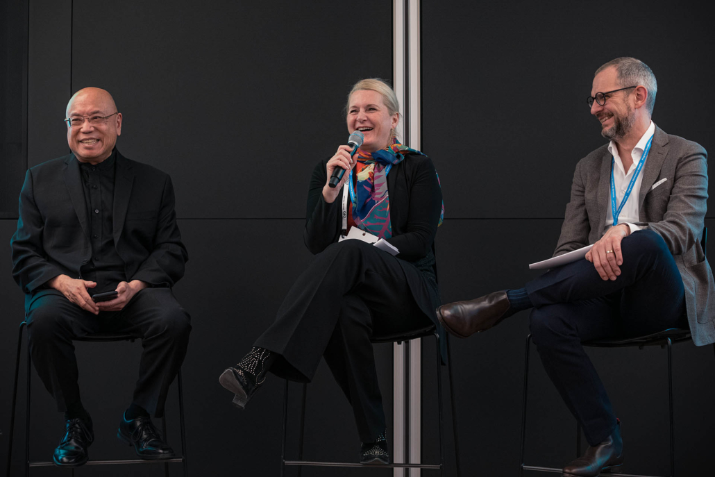 Personen sprechen auf der Bühne, BCG, München, Reportage, Paul Paulsen