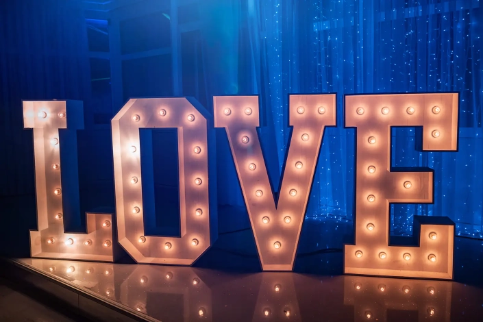 Love, Leuchtschrift, Hochzeitsfotograf Friedberg