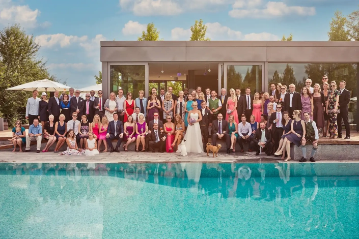 Hochzeit, Italien, Gruppenbild am Pool