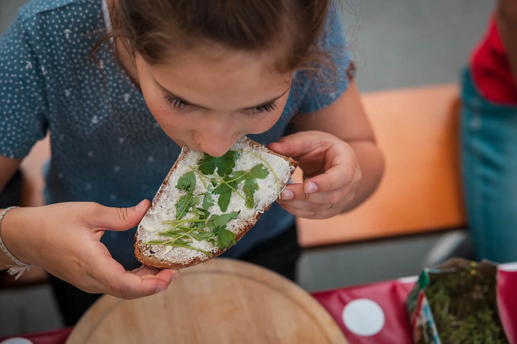 Kind mit Brot, Bahnhofsgarten M&uuml;nchen Pasing, Reportage Fotografie
