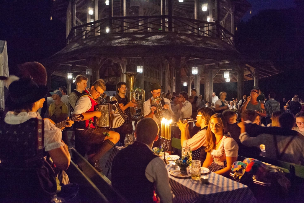 Kocherlball am Chinesischen Turm -