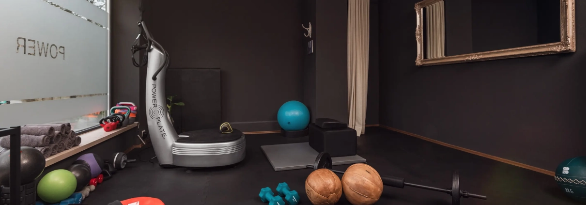 Fitnessraum mit verschiedenen Geräten