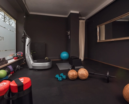 Fitnessraum mit verschiedenen Geräten