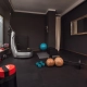 Fitnessraum mit verschiedenen Geräten