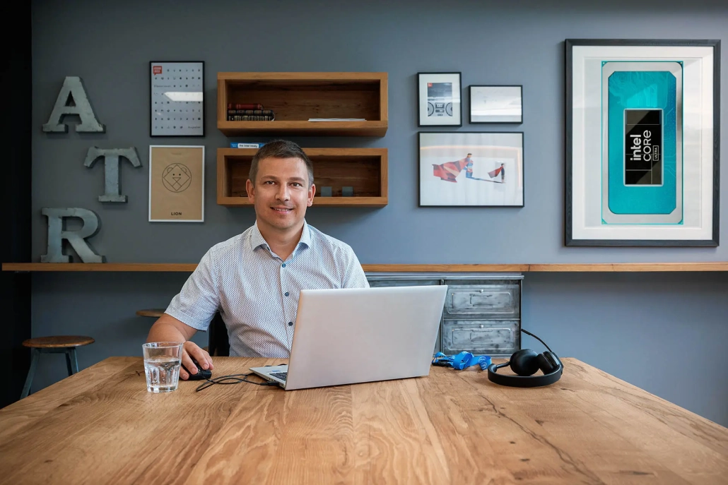 Businessportrait M&uuml;nchen, Mann am Tisch mit Laptop