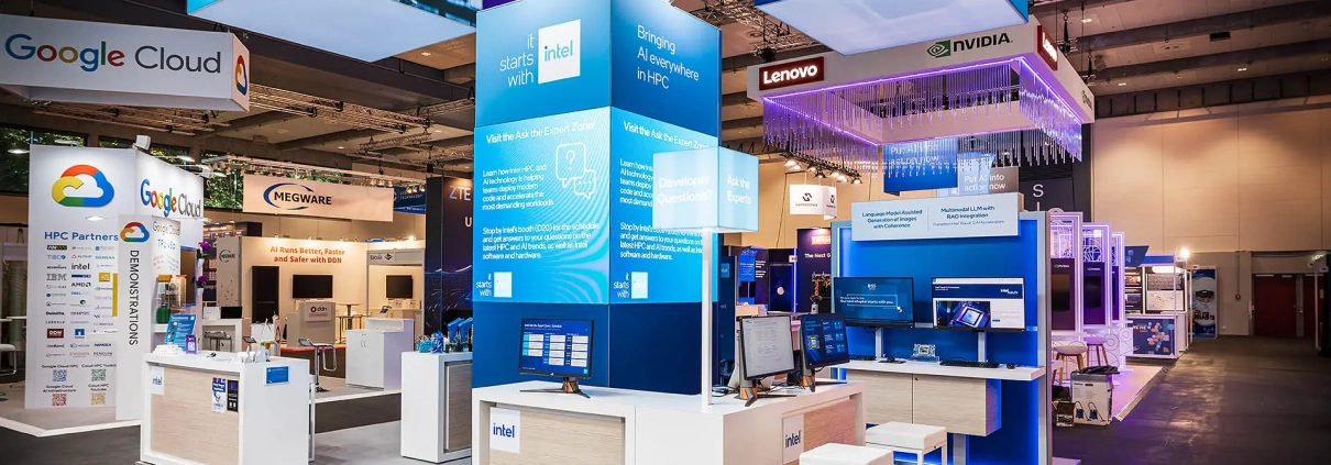 Intel-Messestand mit Technologiepräsentationen