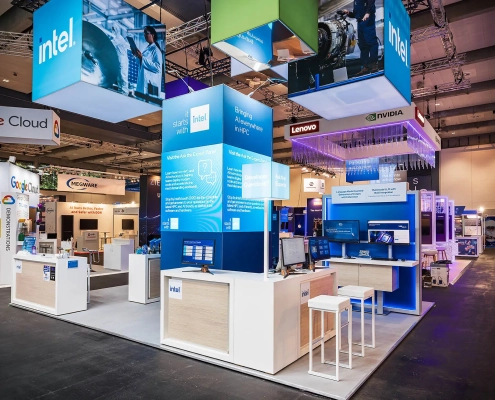 Intel-Messestand mit Technologiepräsentationen