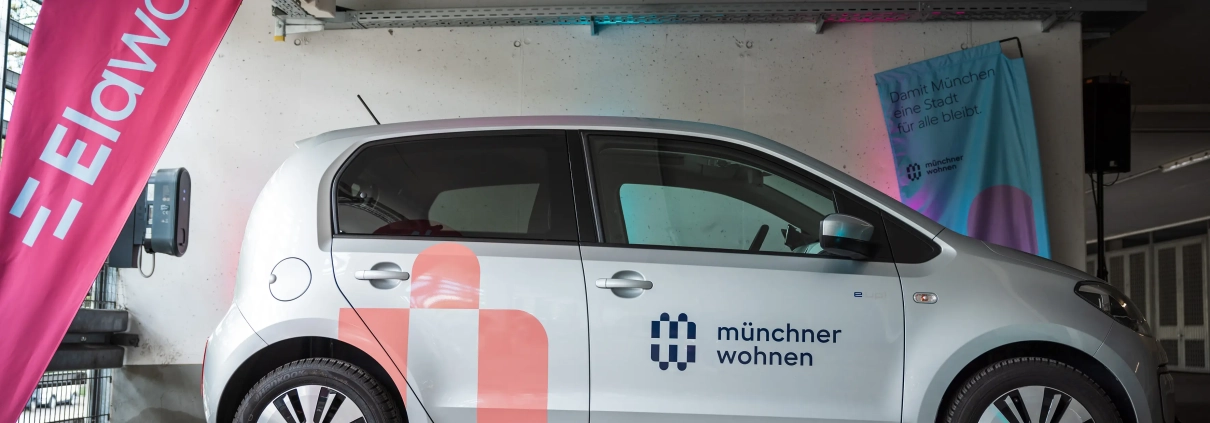 Auto mit Logo und Werbebanner