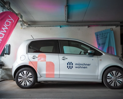 Auto mit Logo und Werbebanner