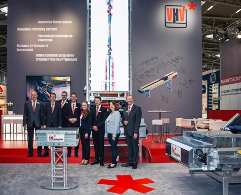 Messestand mit Präsentation und Team