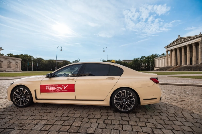 BMW 7er mit Freenow Werbung