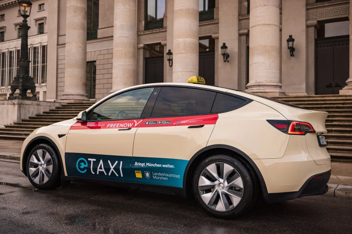 Elektrotaxi vor einem Gebäude