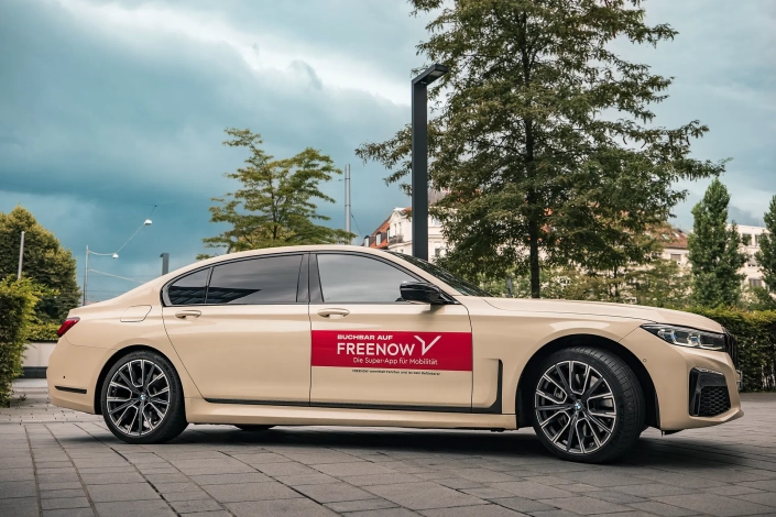 Auto mit Freenow-Werbung im Freien