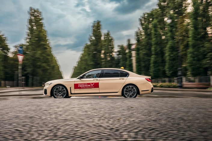 Luxusauto mit Freenow-Werbung
