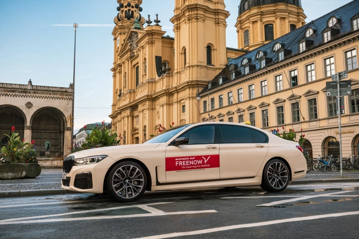 Luxusauto vor historischer Architektur