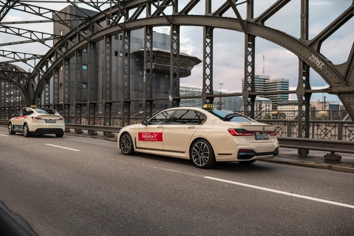 Zwei Taxis auf einer Brücke