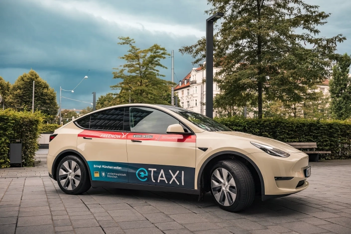 Elektrotaxi mit Freenow-Werbung