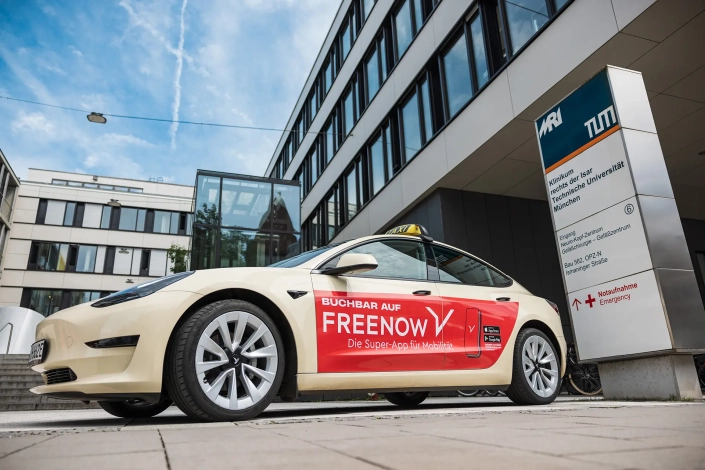 Tesla mit Werbung für FREENOW