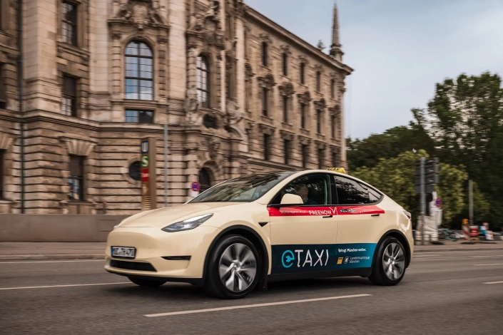 Tesla Taxi fährt durch München