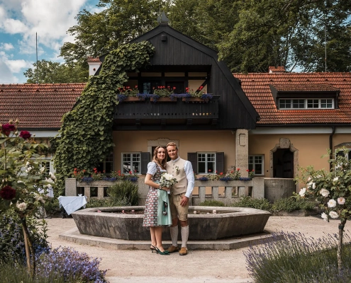 Paar vor einem schönen Gebäude.