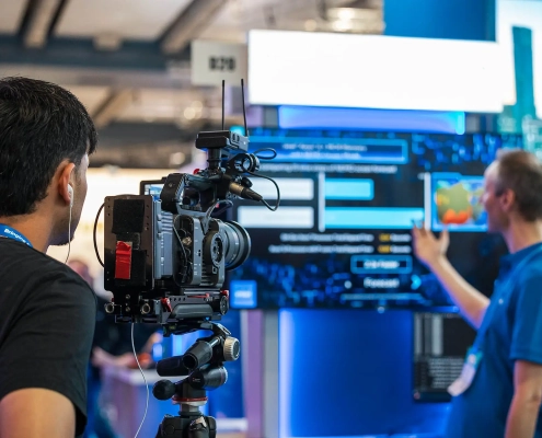 Kameramann filmt Präsentation auf Bildschirm