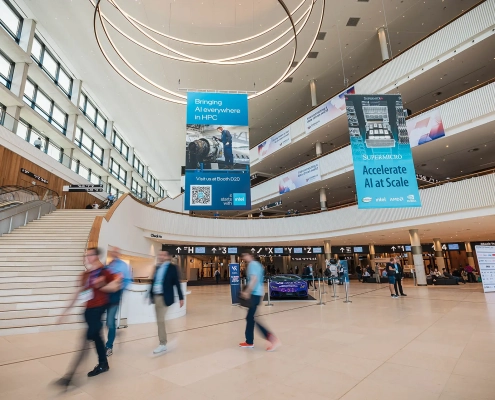 Moderne Messehalle mit Besuchern