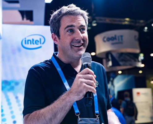 Mann spricht mit Mikrofon, Intel-Stand