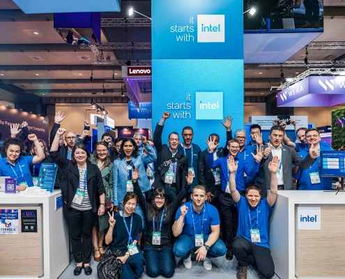 Teamfoto mit jubelnden Menschen