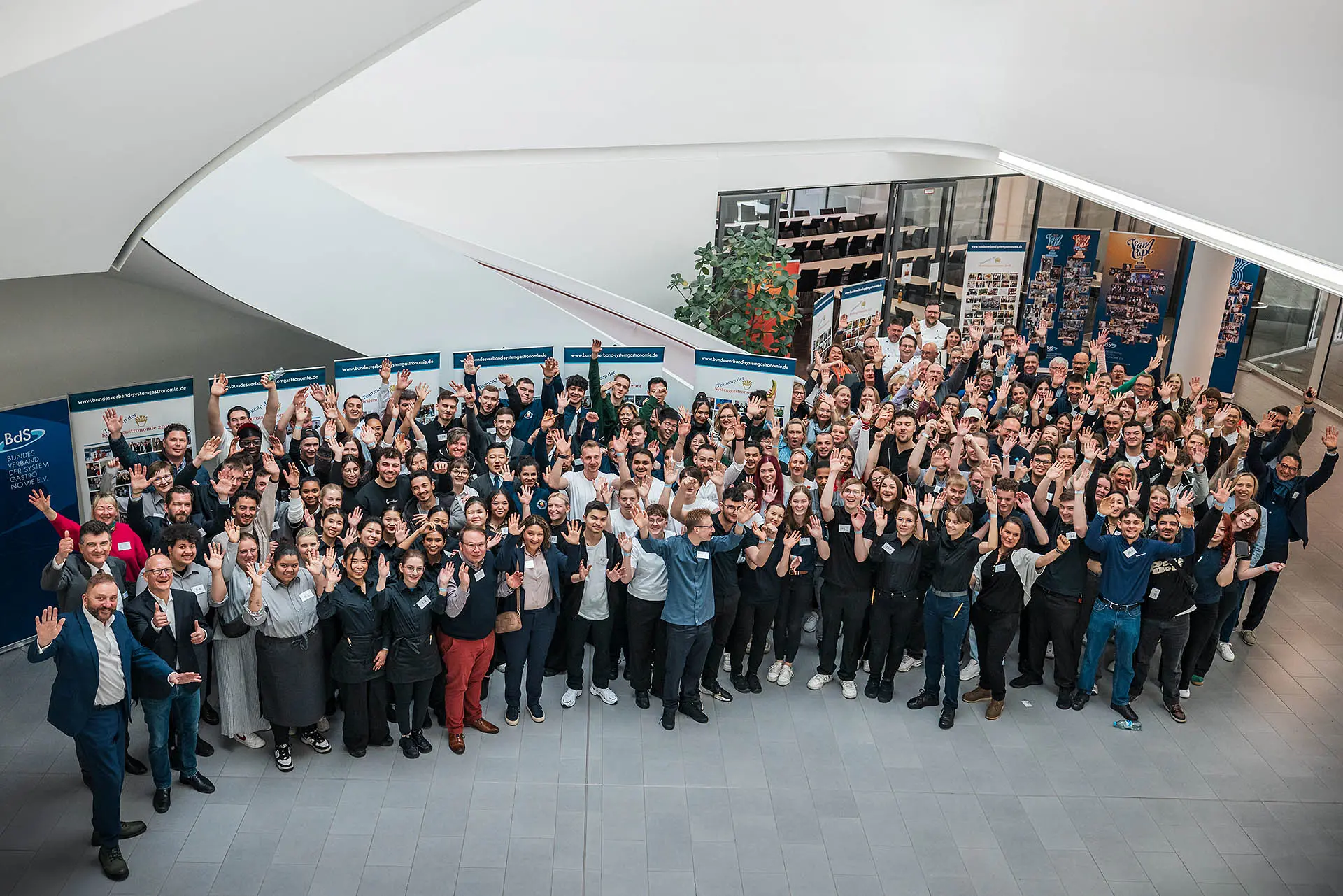 Gruppenfoto mit vielen Menschen