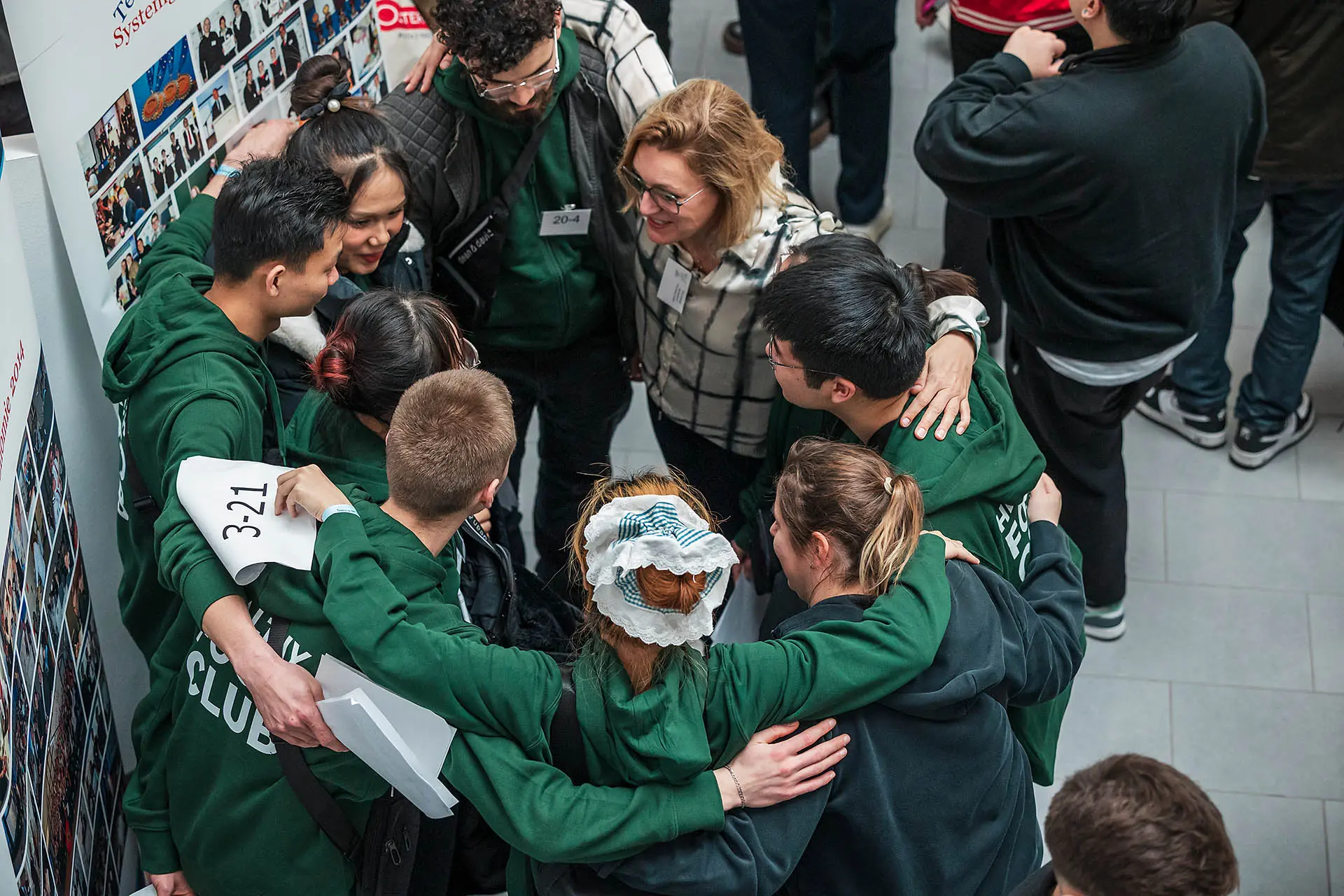 Gruppenumarmung von Teammitgliedern.