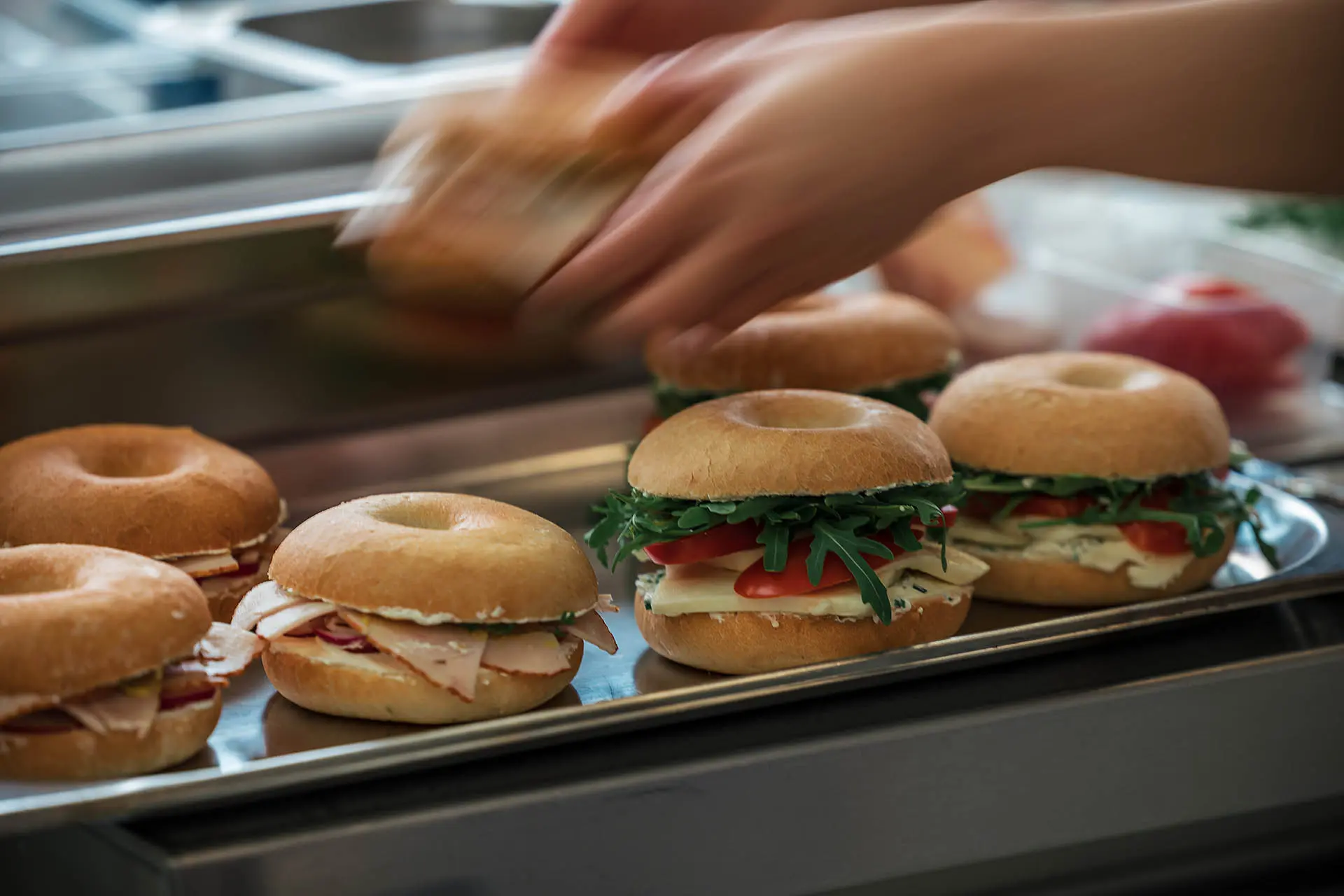 Frische Brötchen mit Belag vorbereitet