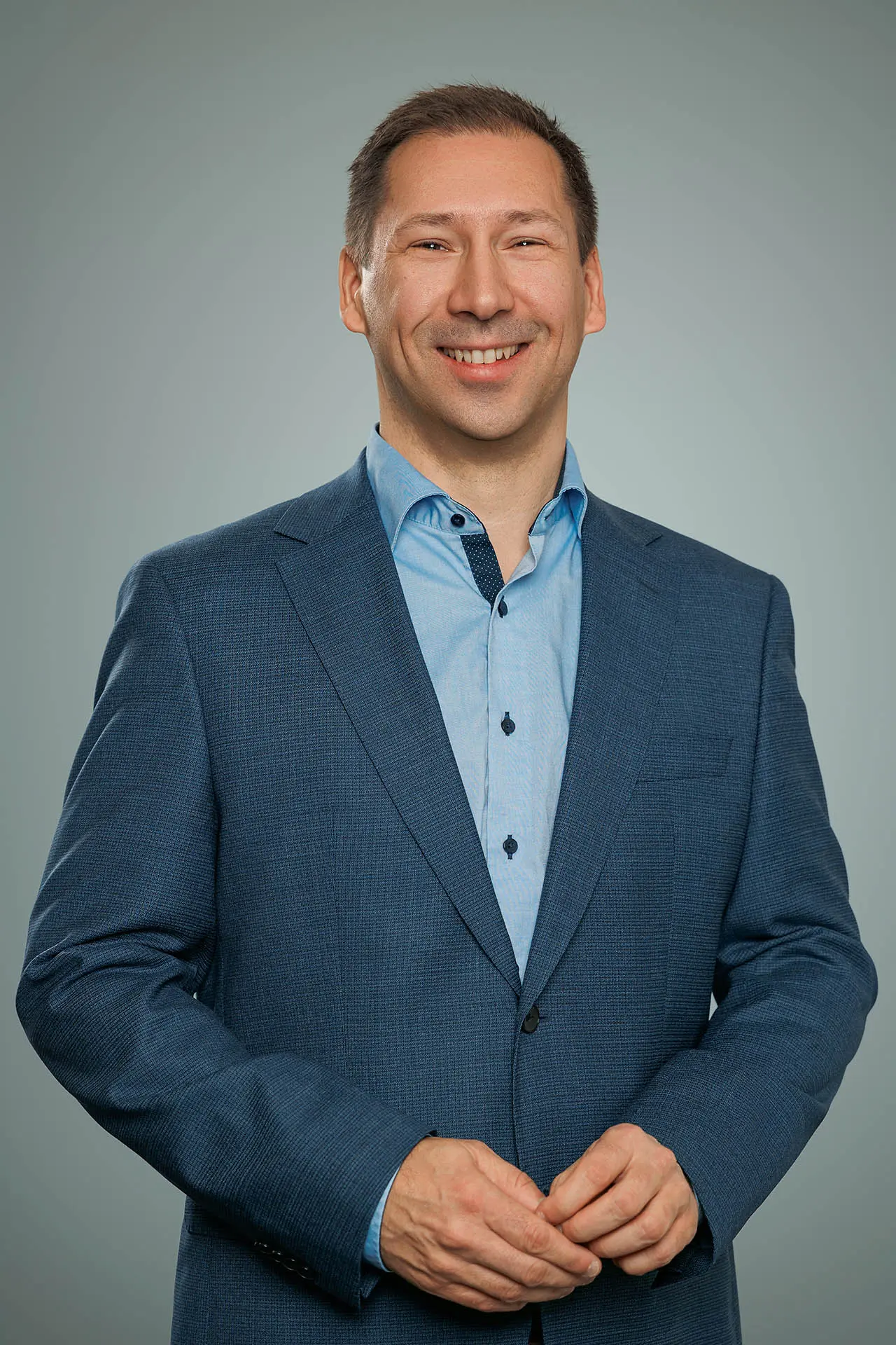 Mann in Anzug mit Hemd