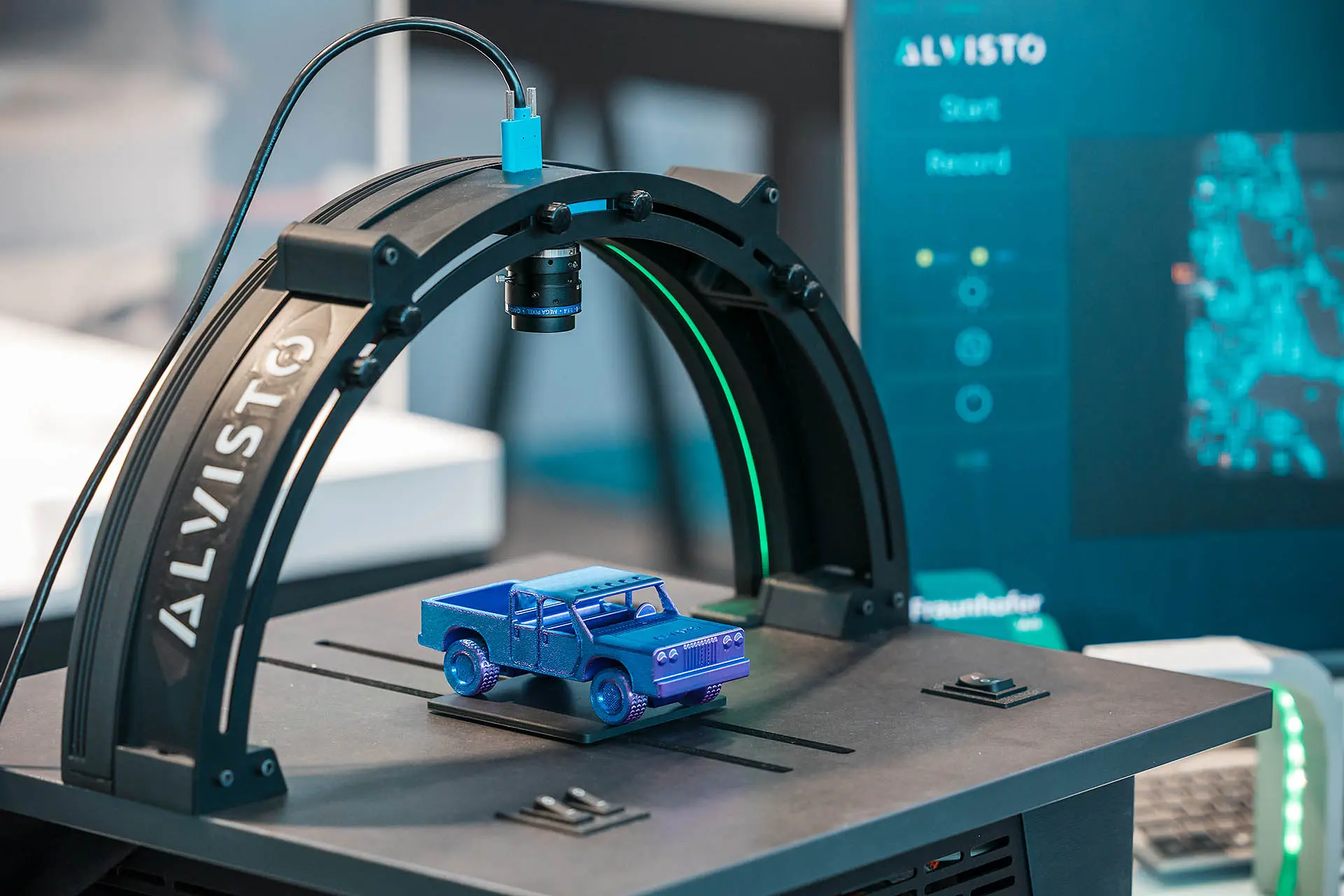 3D-Scanner mit Modellauto im Fokus