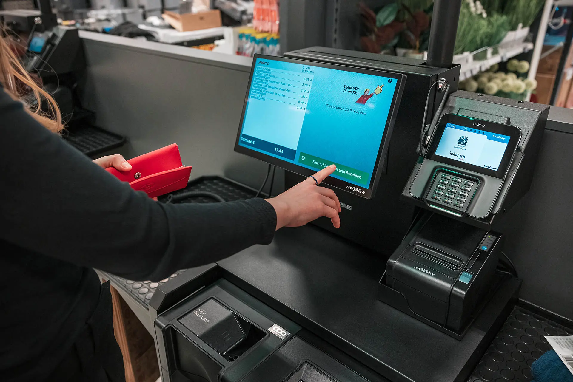 Selbstbedienungskasse im Supermarkt